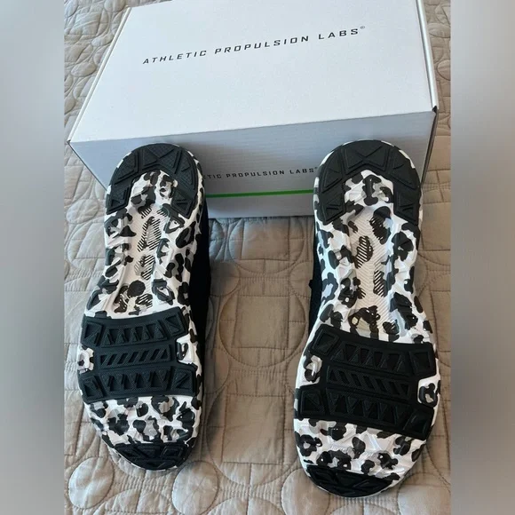 APL Women's Techloom Wave Slip On Running Sneaker Black White Leopard Sz 9 NEW - Picture 13 of 16